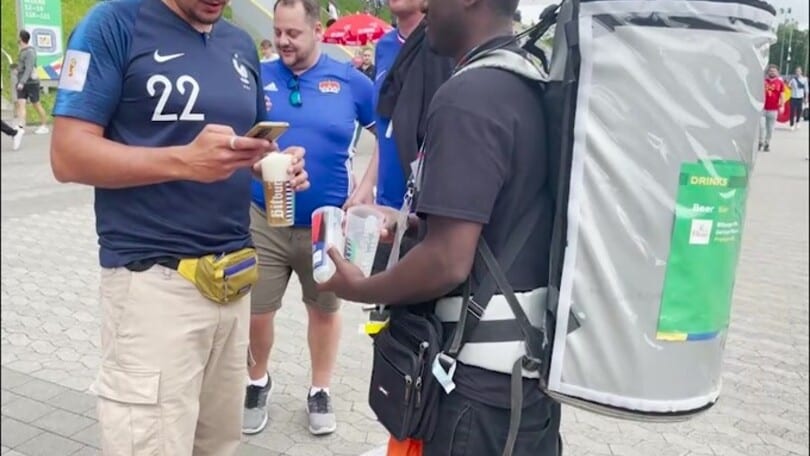 Francia-Belgio, a Düsseldorf spopola lo zaino che eroga birra!
