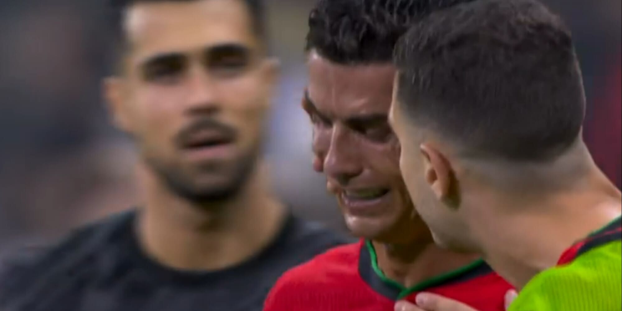 Ronaldo a pezzi dopo il rigore sbagliato: lacrime in campo, non si dà pace