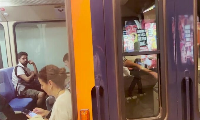Guida la metro con la maglia della Germania: entusiasmo prima della Spagna