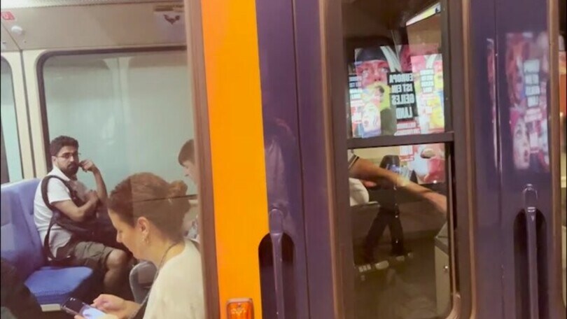 Guida la metro con la maglia della Germania: entusiasmo prima della Spagna