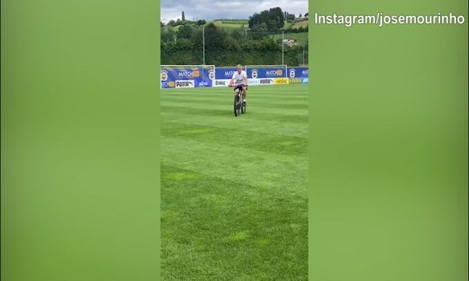 Mourinho in bici sfida Pogacar: "Sono pronto per te..."