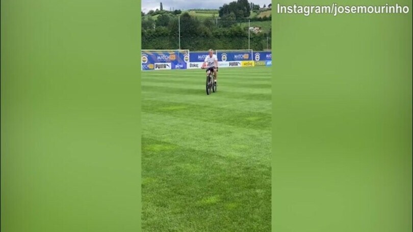 Mourinho in bici sfida Pogacar: "Sono pronto per te..."