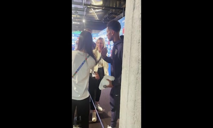 Tifosa giapponese con pass da giornalista si intrufola in zona mista e si scatta una foto con Bellingham