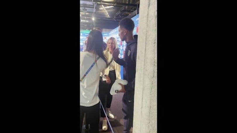 Tifosa giapponese con pass da giornalista si intrufola in zona mista e si scatta una foto con Bellingham