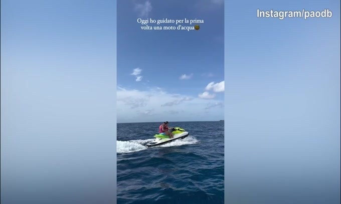 Raoul Bellanova alla guida della moto d'acqua con Paola Di Benedetto