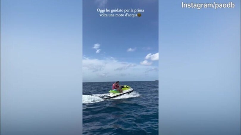 Raoul Bellanova alla guida della moto d'acqua con Paola Di Benedetto