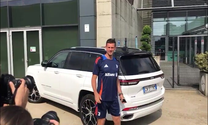 Juve, bagno di folla per Thiago Motta. I tifosi: "Portaci lo Scudetto"