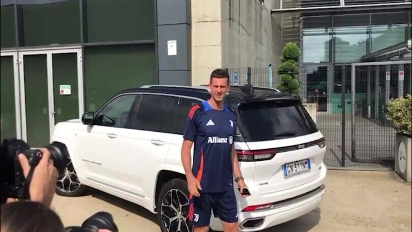 Juve, bagno di folla per Thiago Motta. I tifosi: "Portaci lo Scudetto"