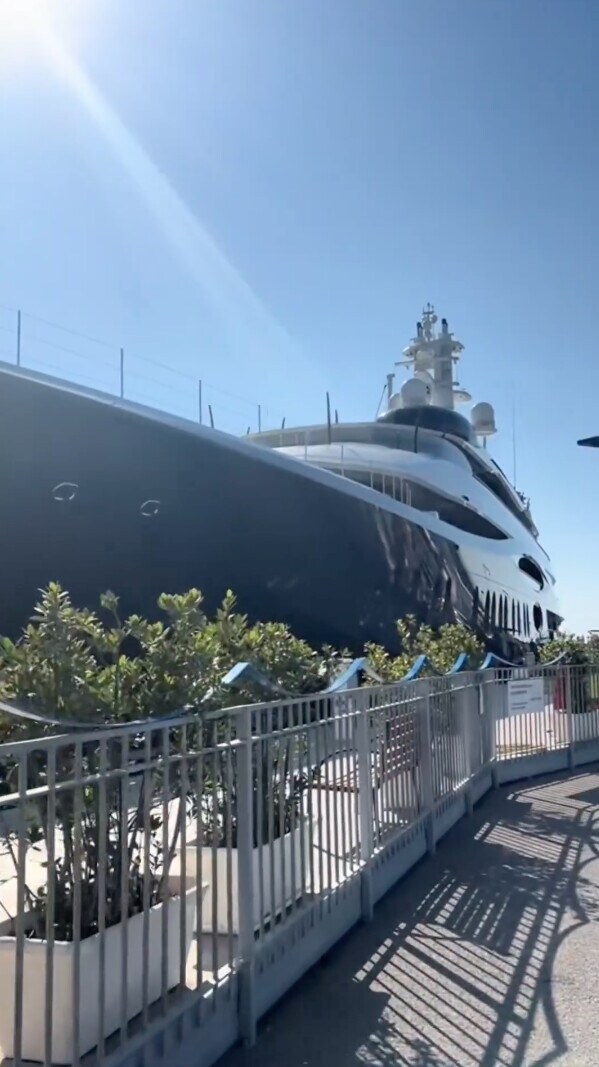 Il mega-yacht di Zukerberg sbarca a Castellammare