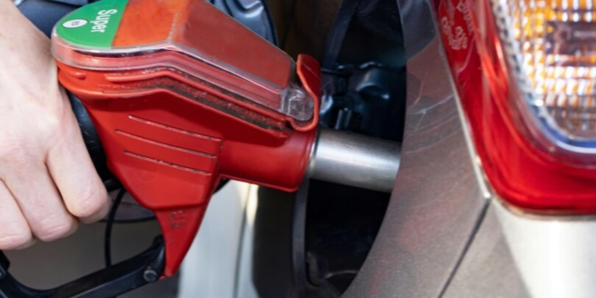 Allarme carburanti: i prezzi della benzina continuano a salire