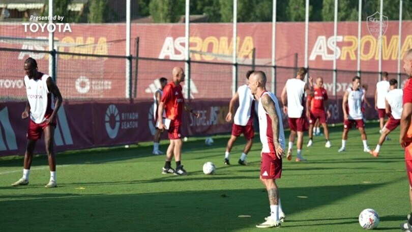 Roma, allenamento a Trigoria: Dybala corre e suda con i compagni