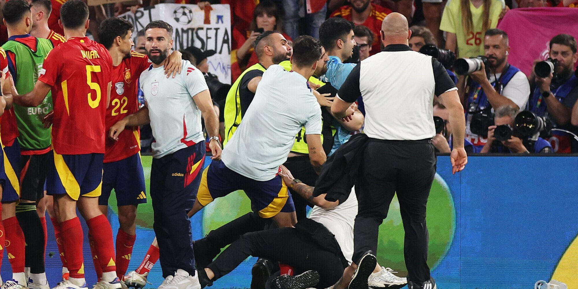 Incredibile Morata, uno steward gli scivola addosso e gli fa male al ginocchio!