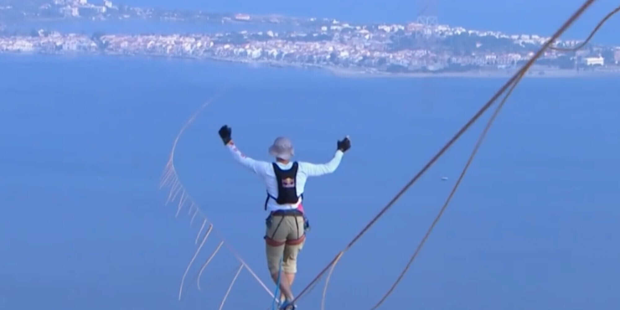Impresa Jaan Roose, attraversa lo Stretto di Messina su una fune: ma nel finale qualcosa va storto