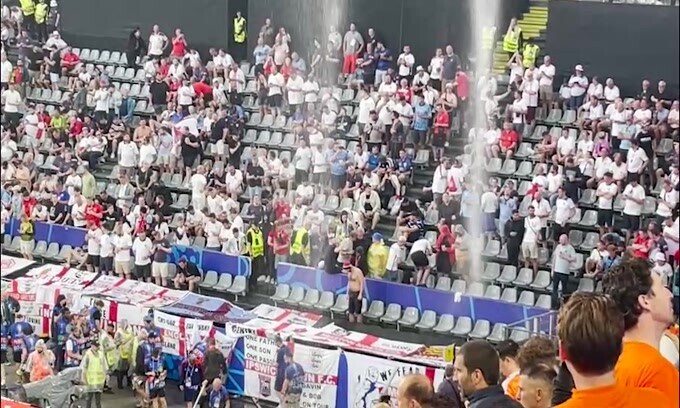 Cascata d’acqua dentro lo stadio prima di Olanda-Inghilterra: un tifoso inglese ne approfitta