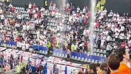 Cascata d’acqua dentro lo stadio prima di Olanda-Inghilterra: un tifoso inglese ne approfitta