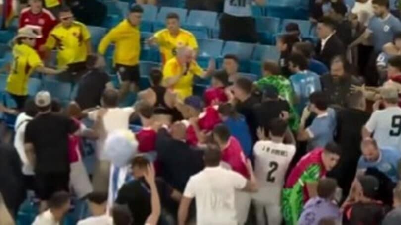 Uruguay-Colombia, rissa nel finale: il video shock dei giocatori sugli spalti