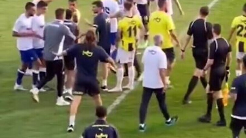 Fenerbahce-Hajduk, rissa in campo: intervengono Mourinho e Gattuso