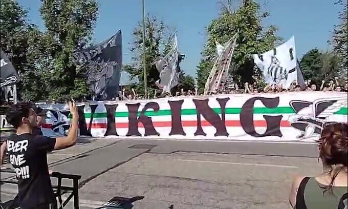 Juventus, la carica dei tifosi fuori dalla Continassa