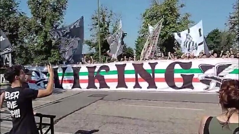Juventus, la carica dei tifosi fuori dalla Continassa