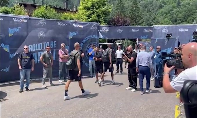 Il Napoli arriva a Dimaro: Osimhen saluta i tifosi