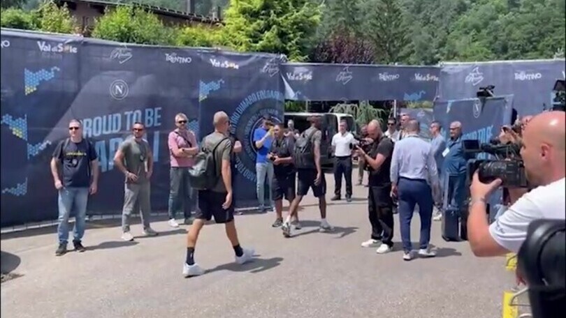 Il Napoli arriva a Dimaro: Osimhen saluta i tifosi