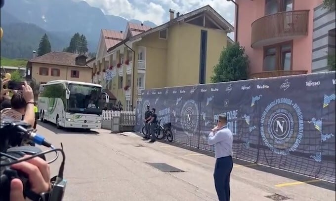 Napoli, il pullman arriva a Dimaro accolto dai tifosi