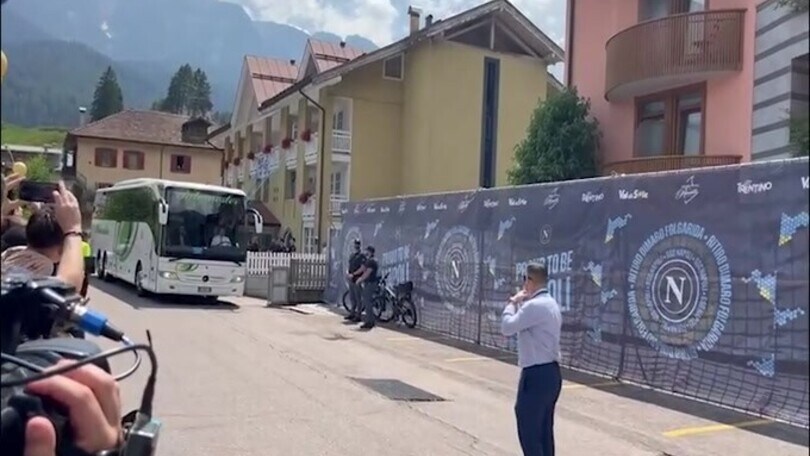 Napoli, il pullman arriva a Dimaro accolto dai tifosi