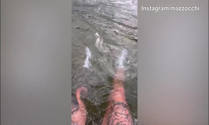 Pasquale Mazzocchi, piedi a bagno nel fiume Noce a Dimaro