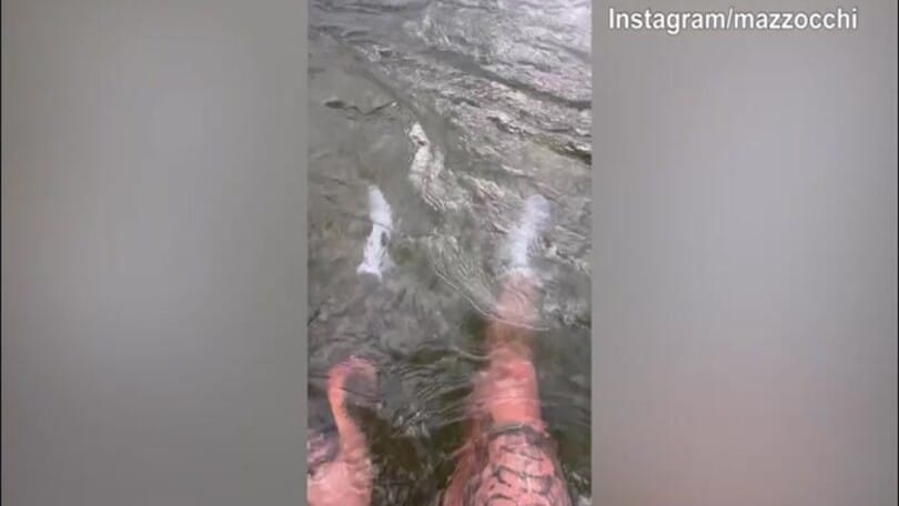 Pasquale Mazzocchi, piedi a bagno nel fiume Noce a Dimaro