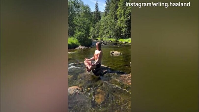 Haaland in modalità zen al centro di un torrente