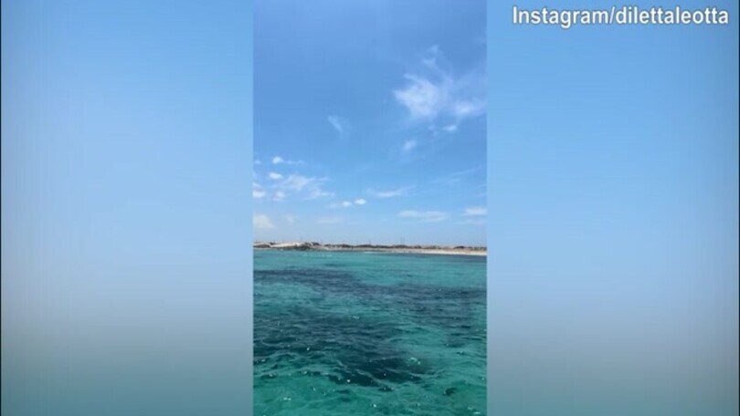 Diletta Leotta si gode un mare spettacolare