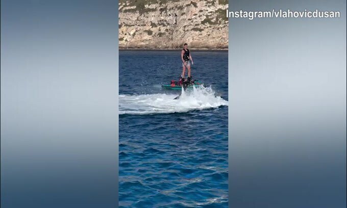 Juve, Vlahovic "imita" Ibra: il serbo vola sopra l'acqua