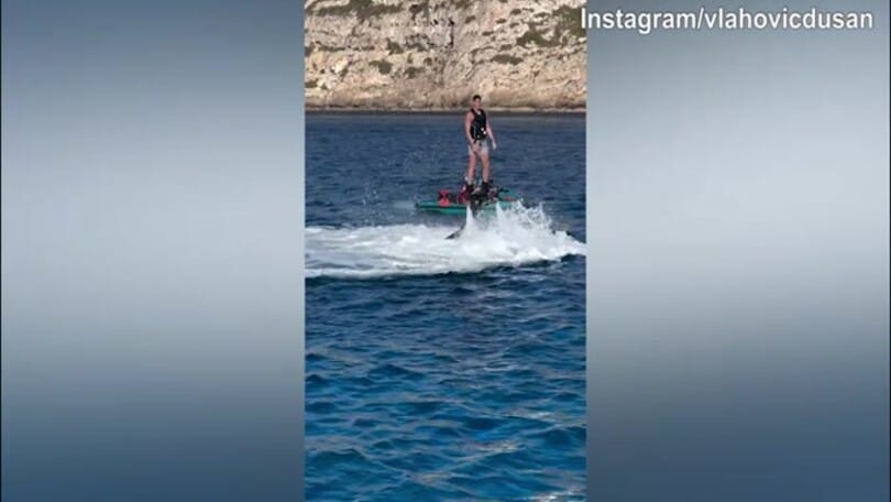 Juve, Vlahovic "imita" Ibra: il serbo vola sopra l'acqua