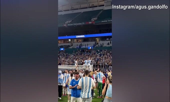 Argentina campione, Lautaro Martinez festeggia in campo