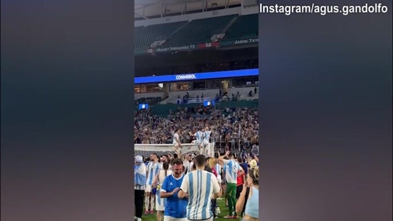 Argentina campione, Lautaro Martinez festeggia in campo