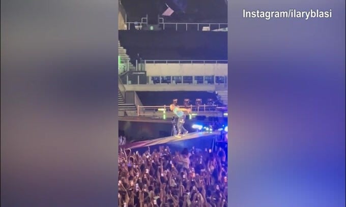Ilary Blasi scatenata al concerto dei Coldplay a Roma