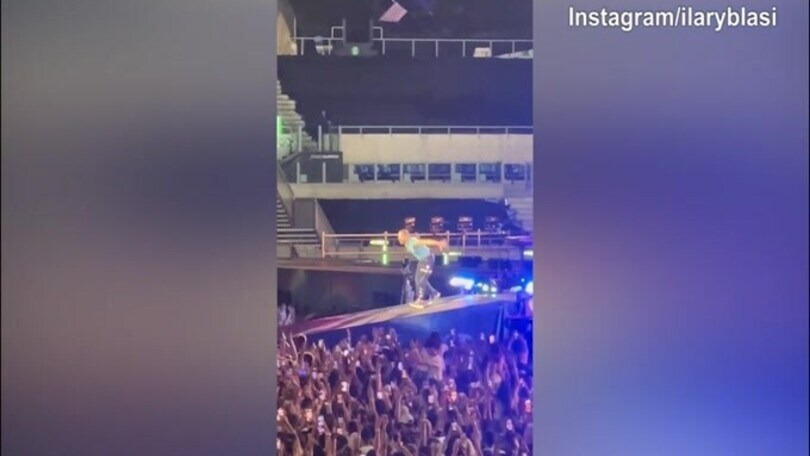 Ilary Blasi scatenata al concerto dei Coldplay a Roma