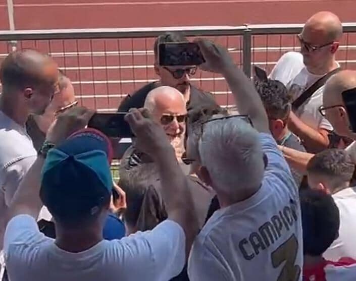 Napoli, che entusiasmo per De Laurentiis: foto e autografi ai tifosi
