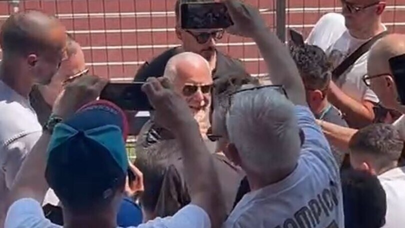 Napoli, che entusiasmo per De Laurentiis: foto e autografi ai tifosi
