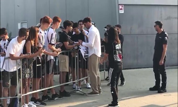 Juventus, visite mediche per Vlahovic: i tifosi lo acclamano