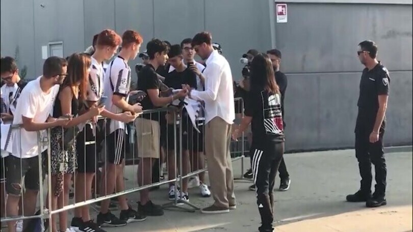 Juventus, visite mediche per Vlahovic: i tifosi lo acclamano