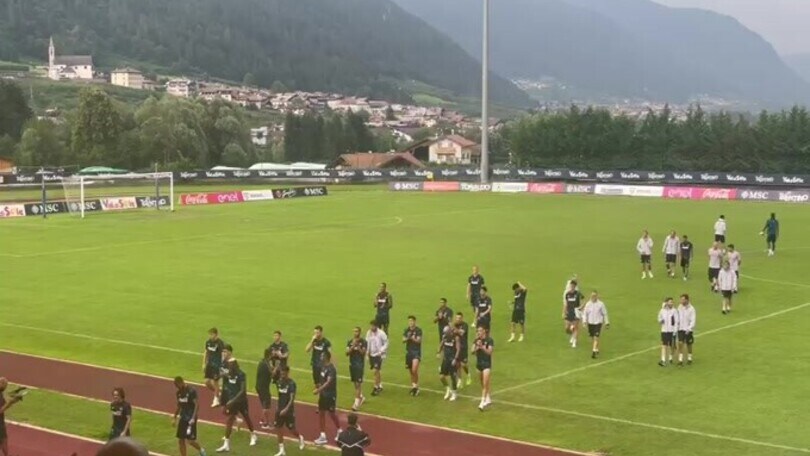 "Napoli torna campione": il saluto dei tifosi dopo l'ultimo allenamento a Dimaro