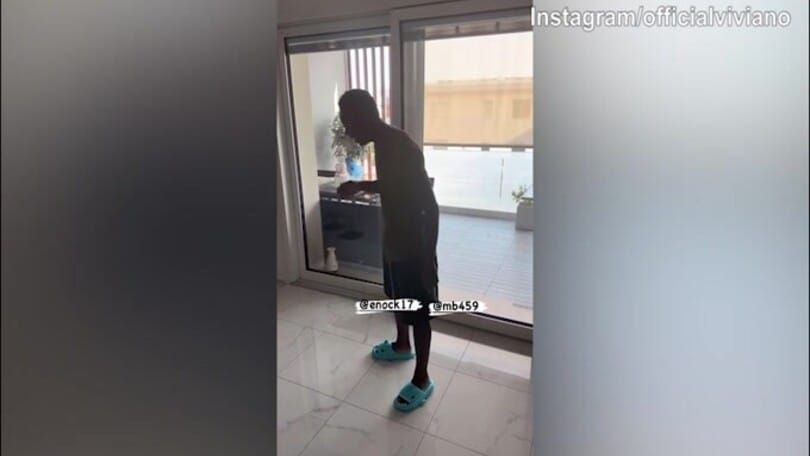 Viviano prende in giro Balotelli per il suo outfit