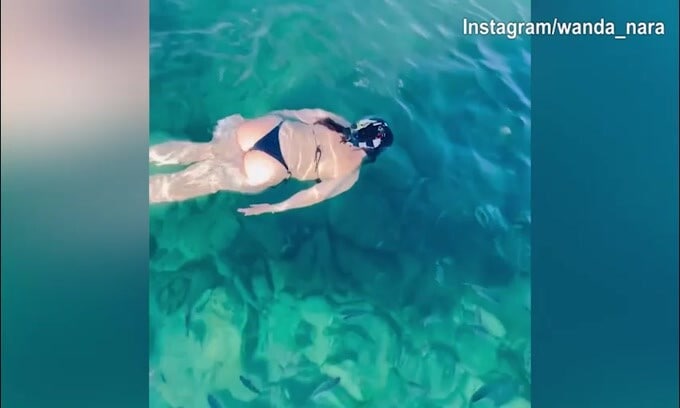 Wanda Nara, bagno nell'acqua cristallina di Rio De Janeiro