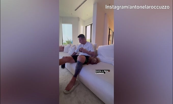 Fuori piove e Messi si rilassa con il mate