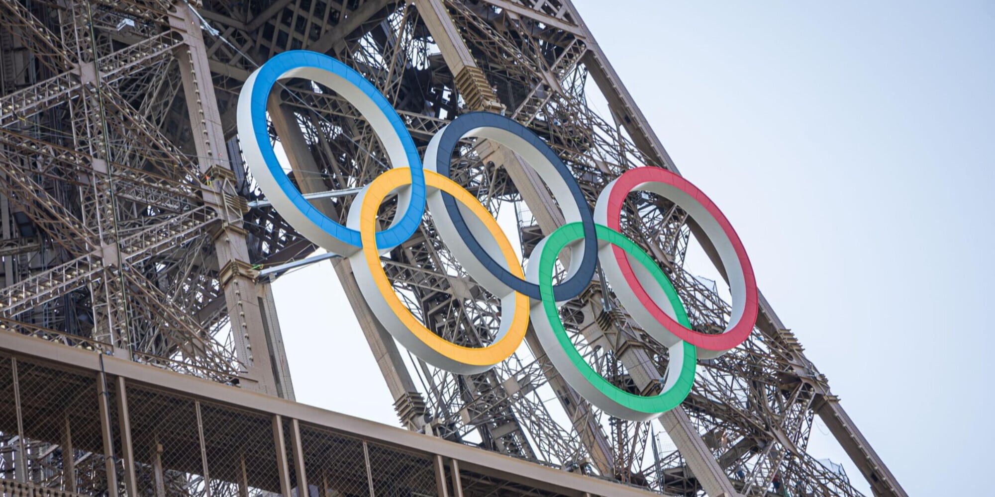 Olimpiadi, protesta folle a Parigi: lanciati chiodi sulle strade!