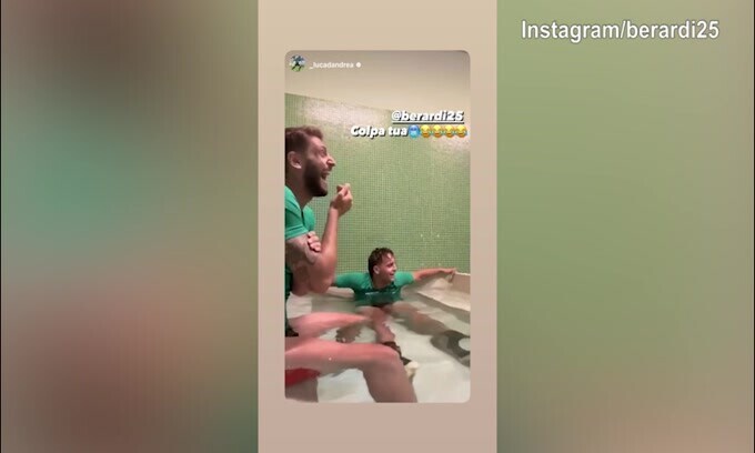 Berardi, che risate con il compagno di squadra