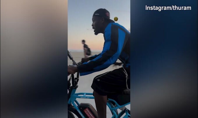 Thuram in bicicletta con la maglia di...Adriano