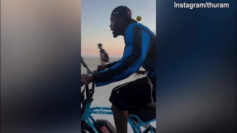 Thuram in bicicletta con la maglia di...Adriano