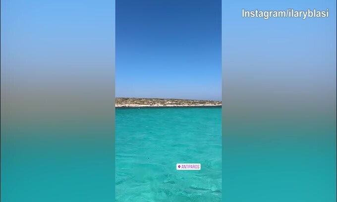 Acqua cristallina e sole, la spettacolare vacanza greca di Ilary Blasi
